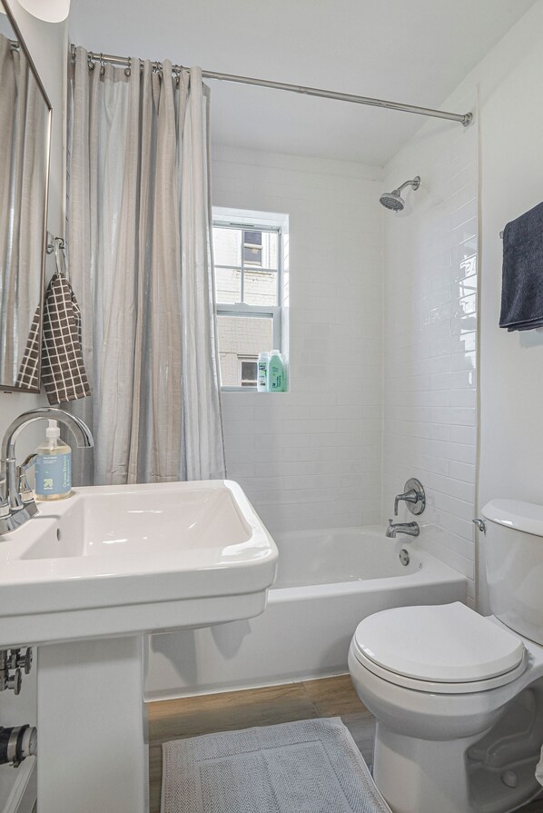 Towels, soap, toilet paper - Cozy 1BR1BTH in Old Town Alexandria -Steps From Metro (Alexandria)