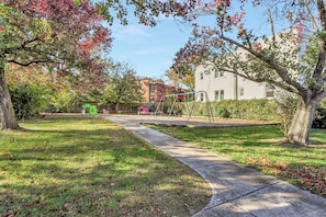 Children’s area - Cozy 1BR1BTH in Old Town Alexandria -Steps From Metro (Alexandria)