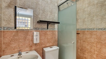 Economy Double Room | Bathroom