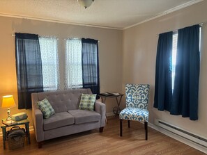 Living area - Cozy 1-bedroom house in Anmoore (Clarksburg)