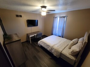 WiFi, bed sheets - 3-bedroom townhome in adorable Kansas City with AC (Kansas City)