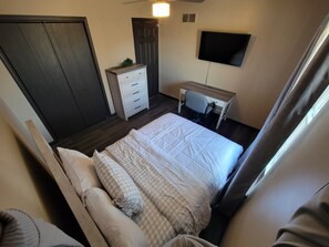 WiFi, bed sheets - 3-bedroom townhome in adorable Kansas City with AC (Kansas City)