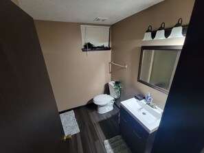 Shower, hair dryer, towels, soap - 3-bedroom townhome in adorable Kansas City with AC (Kansas City)