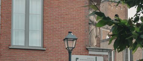 Un edificio de ladrillo con un letrero que dice 'Hotel Florent'.