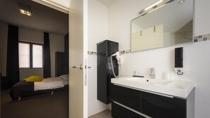 Máy sấy tóc, khăn tắm, xà phòng, dầu gội 