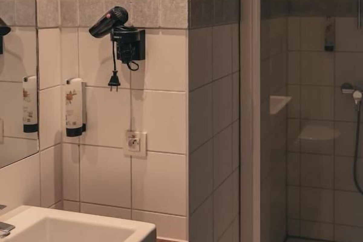 Enkeltrom | Bad | Hårføner, håndklær, såpe og sjampo