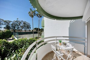 Outdoor dining - Sweet Green Tower with Sea View and Shared Pool (Portimão)