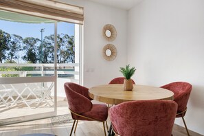 Dining - Sweet Green Tower with Sea View and Shared Pool (Portimão)
