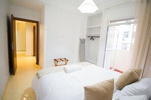 2 habitaciones, tabla de planchar con plancha y cuna de viaje 