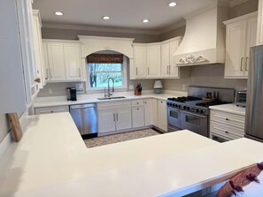 Microwave, oven, stovetop, dishwasher - Spacious Augusta Masters Rental-Quiet Cul-de-Sac Home less than 5 miles to ANGC (Martinez)