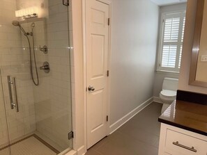 Shower, towels, soap, toilet paper - Spacious Augusta Masters Rental-Quiet Cul-de-Sac Home less than 5 miles to ANGC (Martinez)
