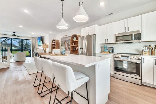 Luxury Townhome Across from Arnolds Park | Walk to the Lake, Concerts & Restaurants