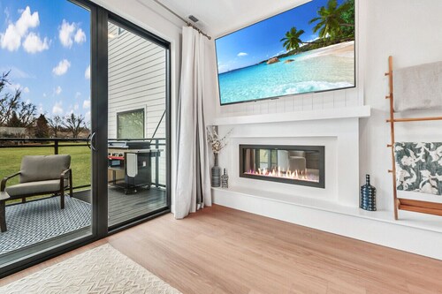 Luxury Townhome Across from Arnolds Park | Walk to the Lake, Concerts & Restaurants