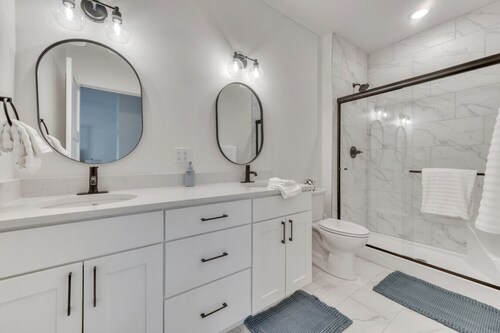 Luxury Townhome Across from Arnolds Park | Walk to the Lake, Concerts & Restaurants