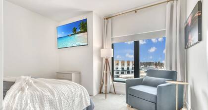 Luxury Townhome Across from Arnolds Park Walk to the Lake, Concerts, Restaurants