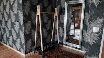 5 bedrooms, iron/ironing board, WiFi, bed sheets