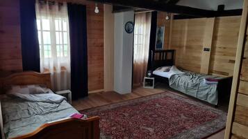 5 bedrooms, iron/ironing board, WiFi, bed sheets