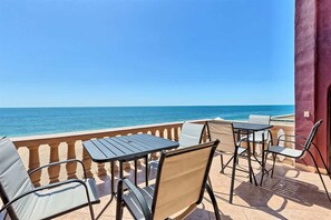 Outdoor dining - Comfortable Beachfront Condo Las Palmas II 11 B (Puerto Peñasco)
