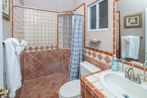 Shower, shampoo - Spacious Beachfront Condo Las Palmas II 11A (Puerto Peñasco)