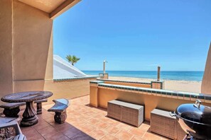 Outdoor dining - Spacious Beachfront Condo Las Palmas II 11A (Puerto Peñasco)