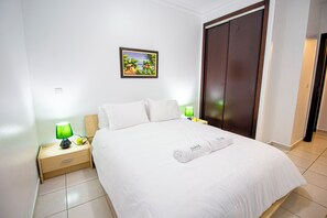 3 slaapkamers, een strijkplank/strijkijzer, reisbedje, gratis wifi