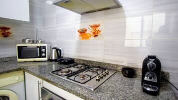 Een koelkast, een magnetron, een oven, een kookplaat