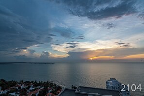 Apartamento, sacada, vista para a praia | Vista para praia/oceano