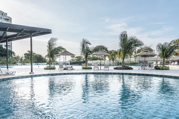 Una piscina al aire libre