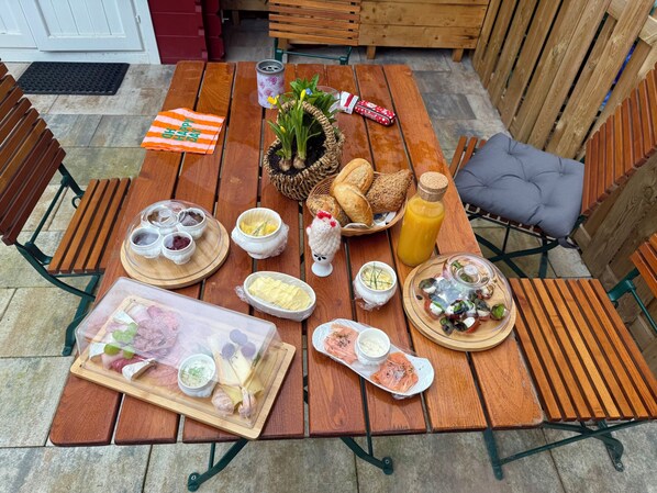 Outdoor dining - Small cozy forest cottage🏡 in Leipzig right on the edge of the forest to enjoy😊 (Leipzig)
