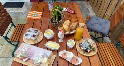 Small cozy forest cottageïĄ in Leipzig right on the edge of the forest to enjoyï