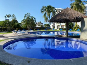 Una piscina al aire libre