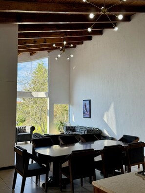 Condo superior, vista al jardín | Restaurantes