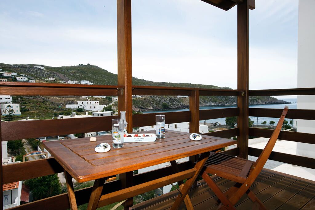 Suite monolocale Deluxe, balcone, vista mare | Ristorazione all'aperto