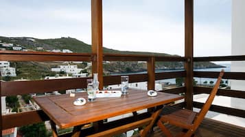 Suite monolocale Deluxe, balcone, vista mare | Ristorazione all'aperto