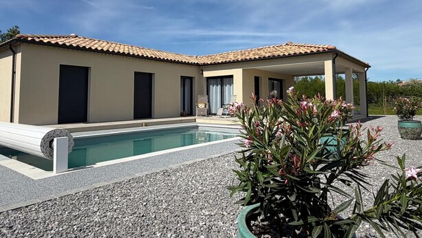 A two-story building with a swimming pool, a covered patio, and a garden with pink flowers. - La Lézardière House with swimming pool in Ruoms, close to nature and rivers (Ruoms)