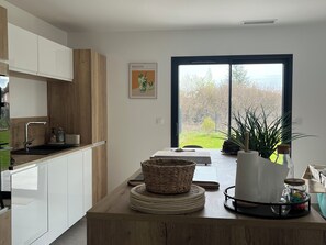 Fridge, microwave, oven, stovetop - La Lézardière House with swimming pool in Ruoms, close to nature and rivers (Ruoms)