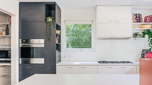 Mikrowelle, Ofen, Geschirrspüler, Wasserkocher mit Kaffee-/Teezubehör