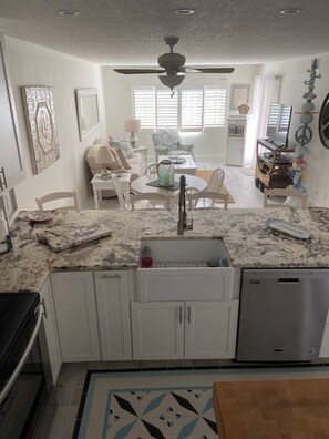Microwave, oven, stovetop, dishwasher - Gorgeous  1-bedroom/bathroom condo with AC in charming Zephyrhills (Zephyrhills)