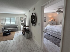 1 bedroom, iron/ironing board, WiFi, bed sheets - Gorgeous  1-bedroom/bathroom condo with AC in charming Zephyrhills (Zephyrhills)