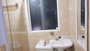 Economy Double Room | Bathroom - pousada vida bela suites (Armação dos Búzios)