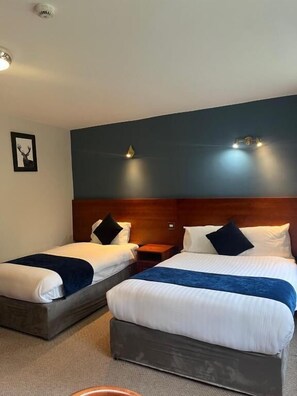 Quarto triplo standard | Escrivaninha, Wi-Fi de cortesia