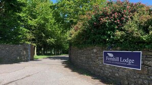 A stone wall with a sign for Fernhill Lodge accommodation. - Fernhill Lodge Carrigaline (Carrigaline)