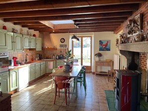 Fridge, microwave, oven, stovetop - Holiday Home with Pool in Livradois-Forez / Auvergne Volcanoes Region (Fayet-le-Château)