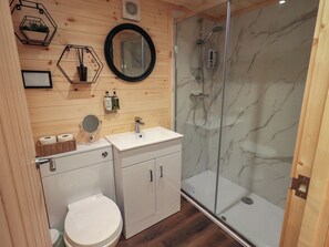 Shower - Bluebelle - Crossgate Luxury Glamping (Penrith)