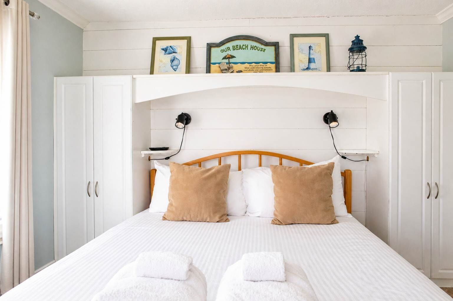 4 bedrooms, desk, WiFi, bed sheets