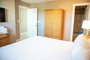 4 bedrooms, WiFi, bed sheets - Rehab- Beach front, Sleeps 9 (Port St. Joe)