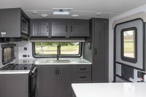 Frigorífico, microondas, horno y placa de cocina