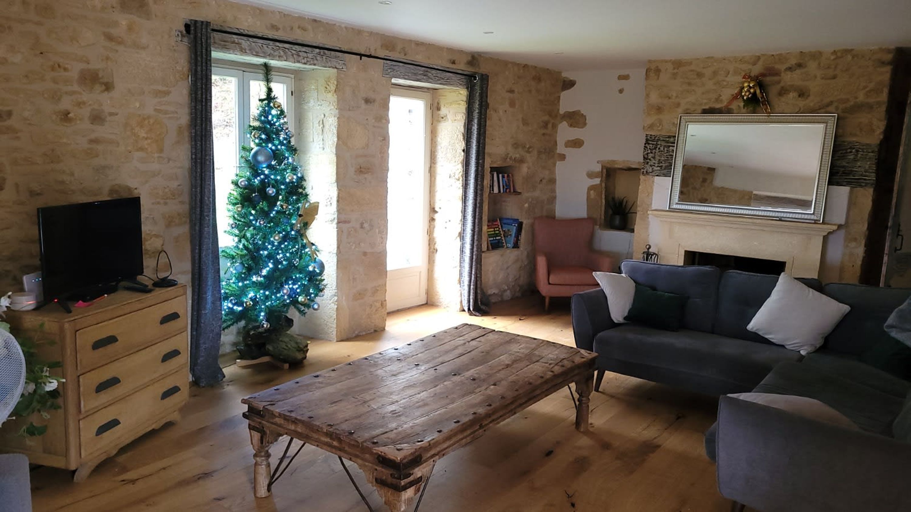 Fernseher, Kamin, DVD-Player, Stereoanlage