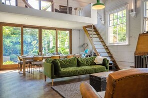 Living area - Entire Victorian schoolhouse with hot tub and harbour views (Cornwall)