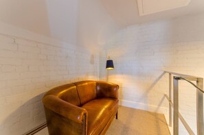 Living area - Entire Victorian schoolhouse with hot tub and harbour views (Cornwall)